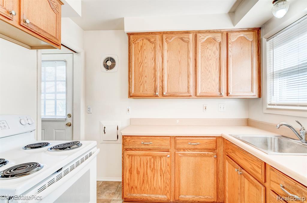8242 RICKIE Lane, Westland, MI — Photo 11