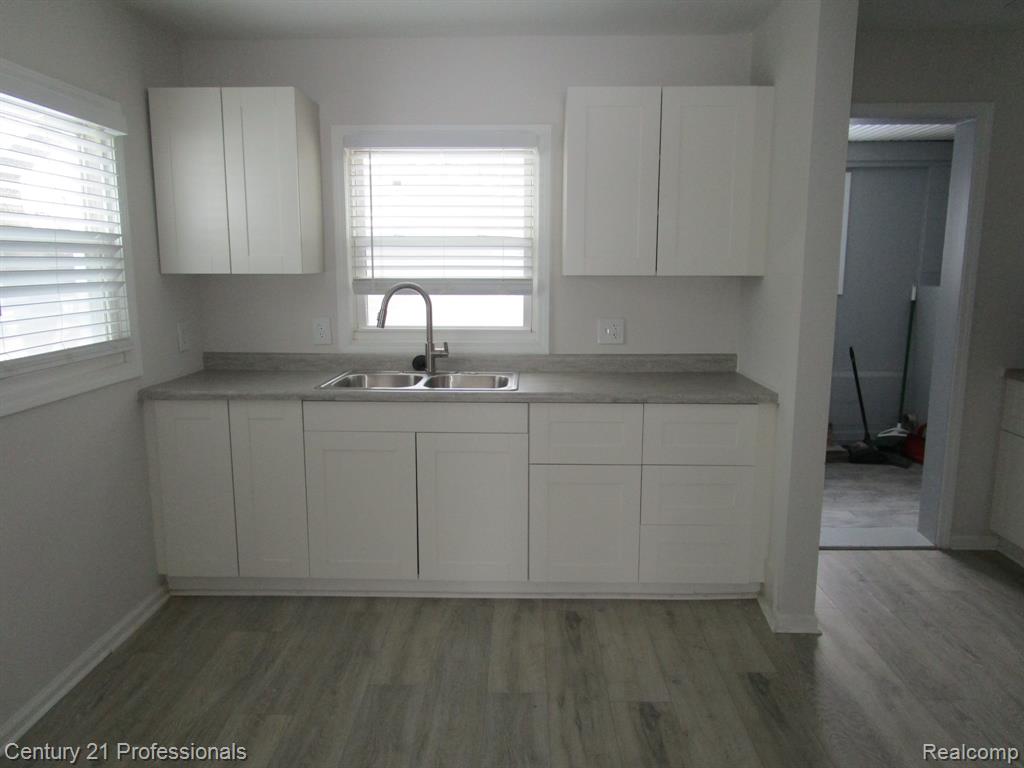 22811 Purdue Avenue, Farmington, MI 48336 — Photo 8