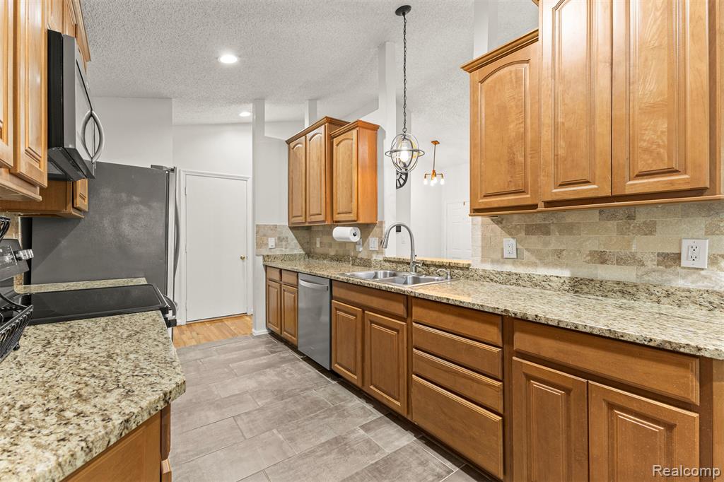 2481 Woodmont Drive E, Canton, MI 48188 — Photo 8