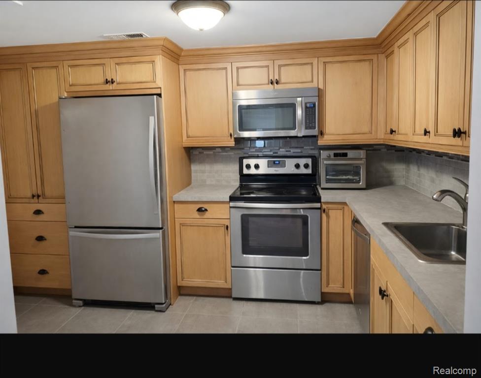 5106 Deer Run Circle, Orchard Lake Village, MI 48323 — Photo 24