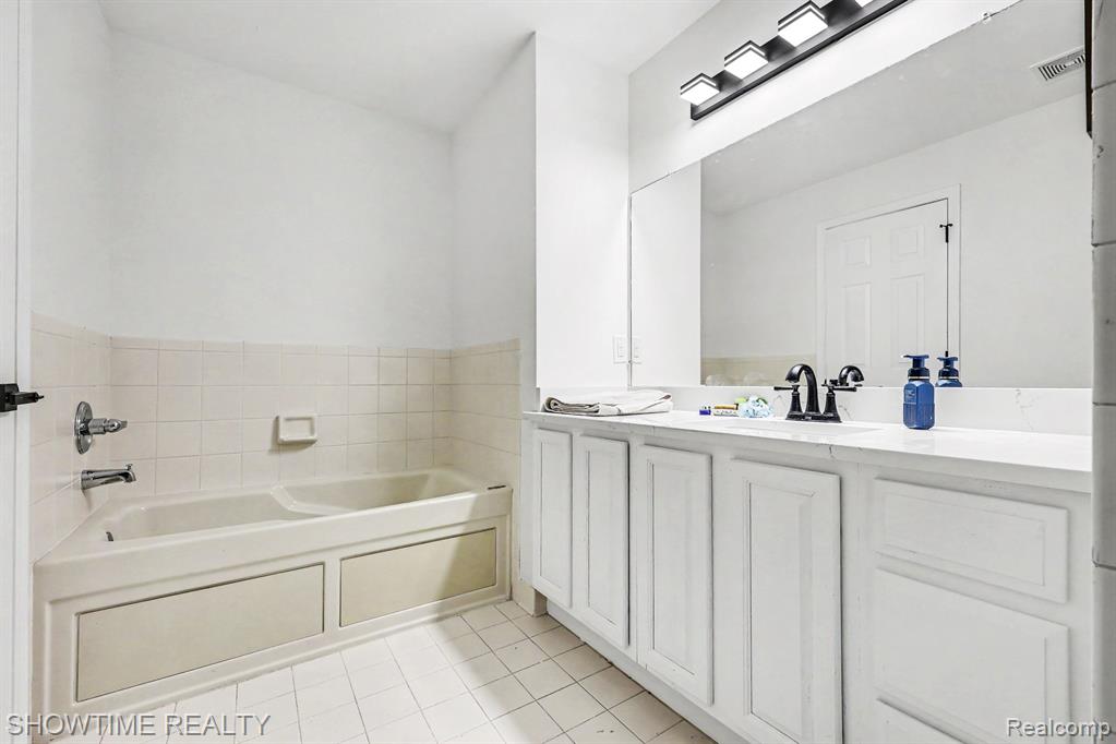 8568 Heywood Circle, Sterling Heights, MI 48312 — Photo 22