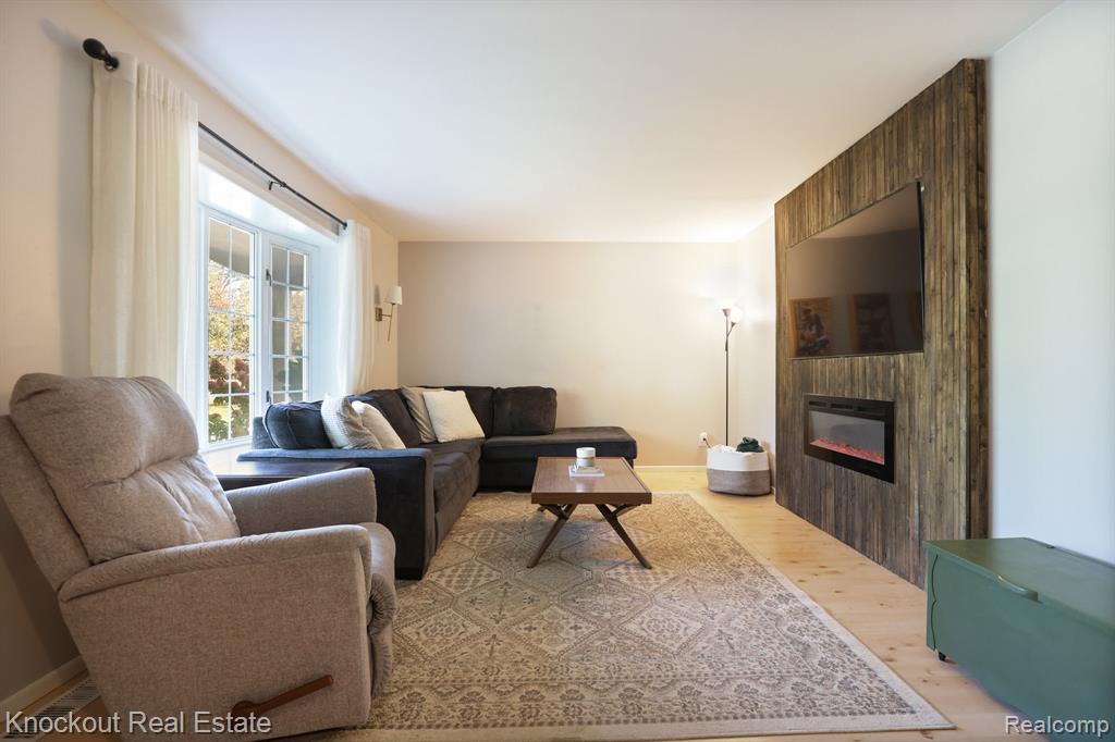 6157 Barker Circle, Waterford, MI 48329 — Photo 9