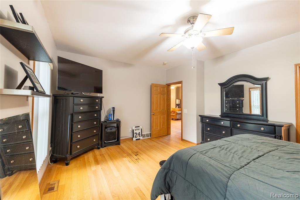 28101 Elwell Road, Belleville, MI 48111 — Photo 14