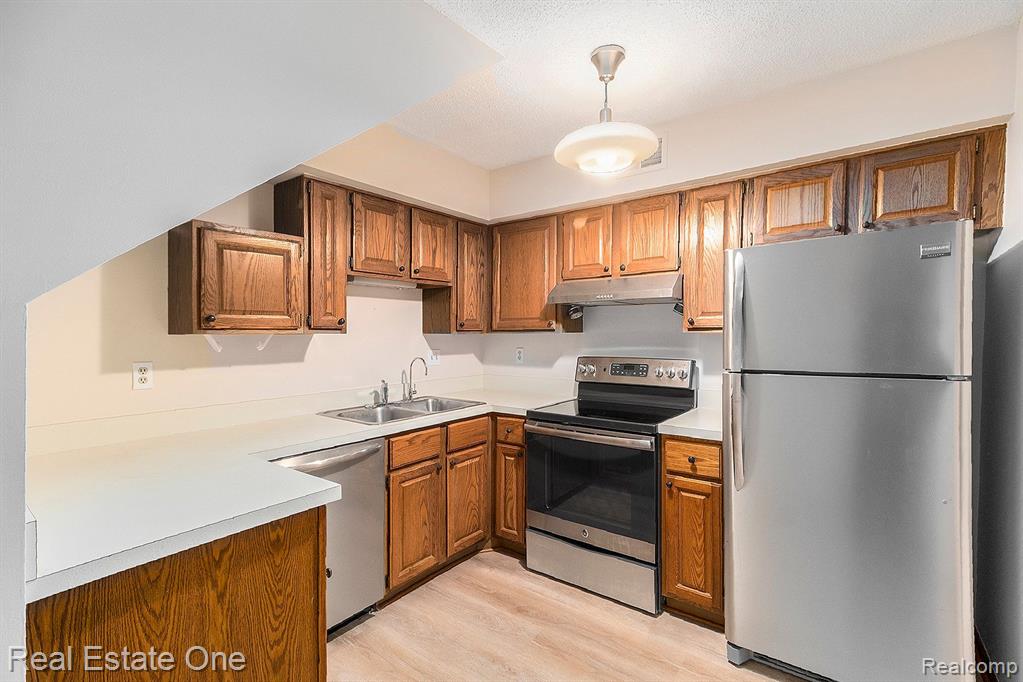 232 PINEWOOD Drive, Plymouth, MI 48170 — Photo 9