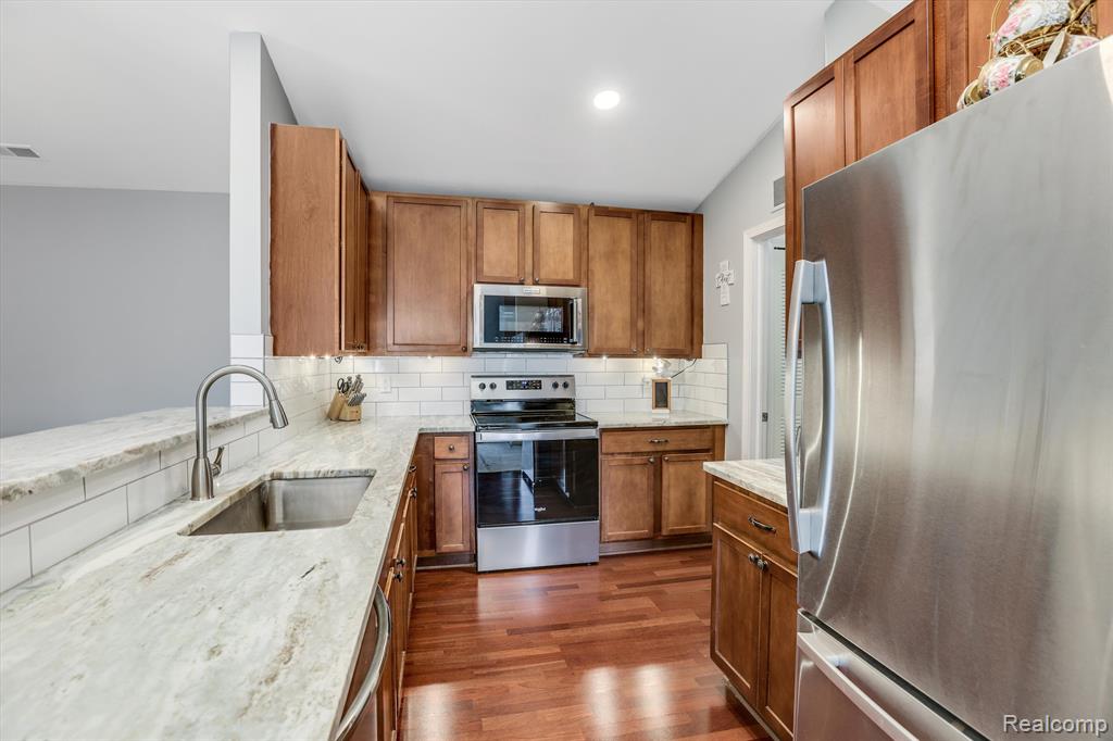 5203 WIDGEON Lane, Walled Lake, MI 48390 — Photo 15