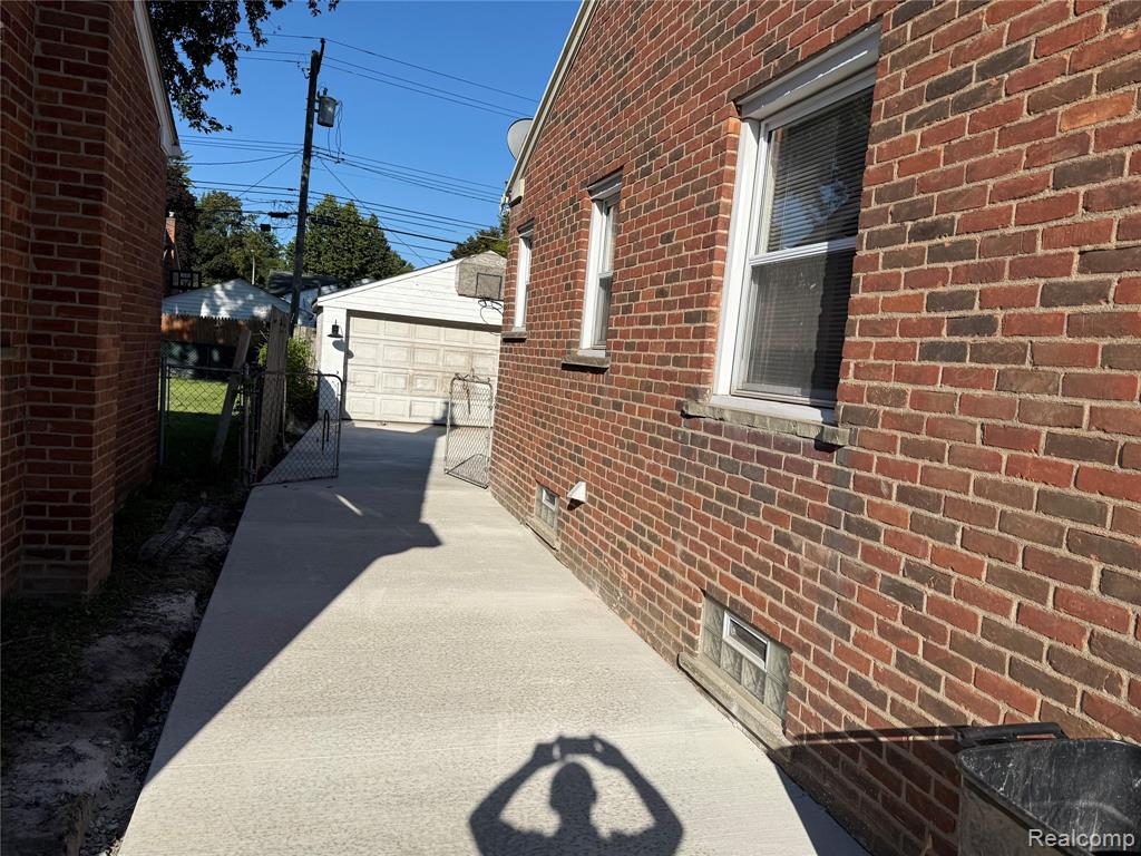 9557 W Inkster Road W, Livonia, MI 48150 — Photo 3