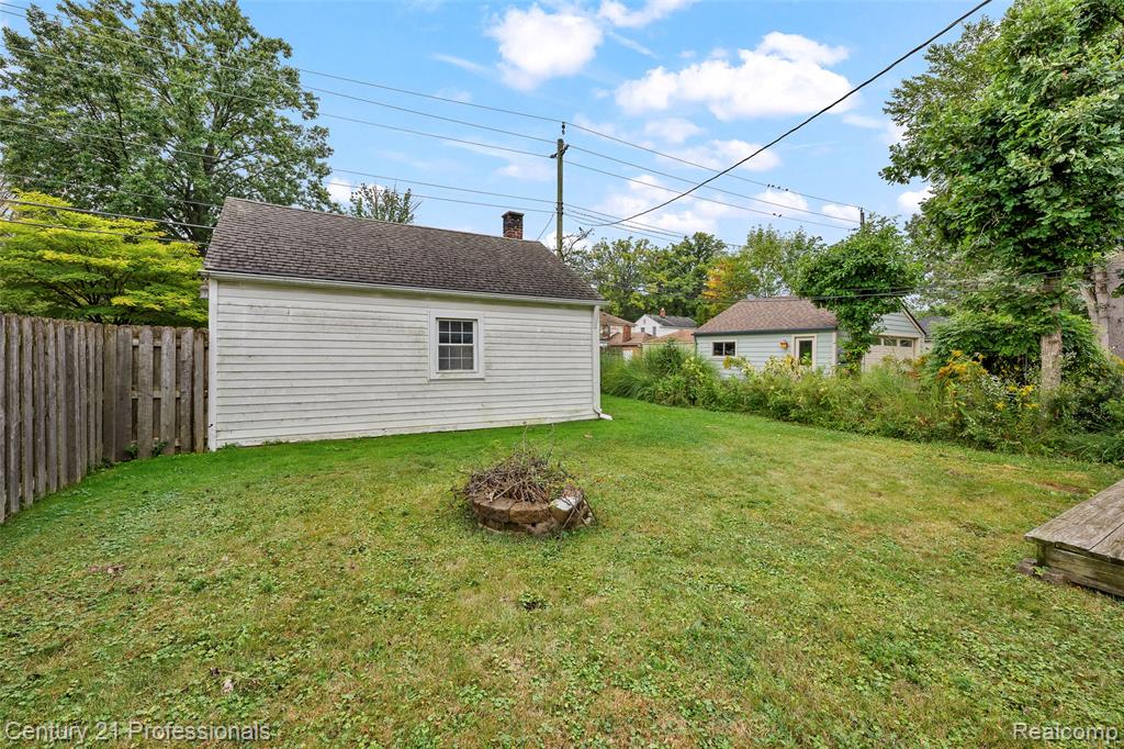 1677 Brys Drive, Grosse Pointe Woods, MI 48236 — Photo 23