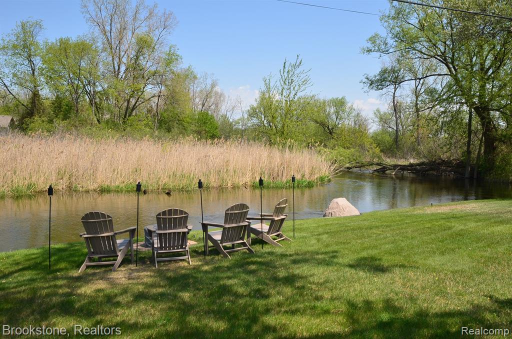 4856 CLINTON WAY Drive, Waterford, MI 48328 — Photo 4