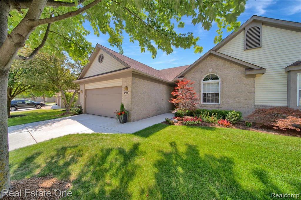 295 WINDING Brook, Commerce Twp, MI 48390 — Photo 2