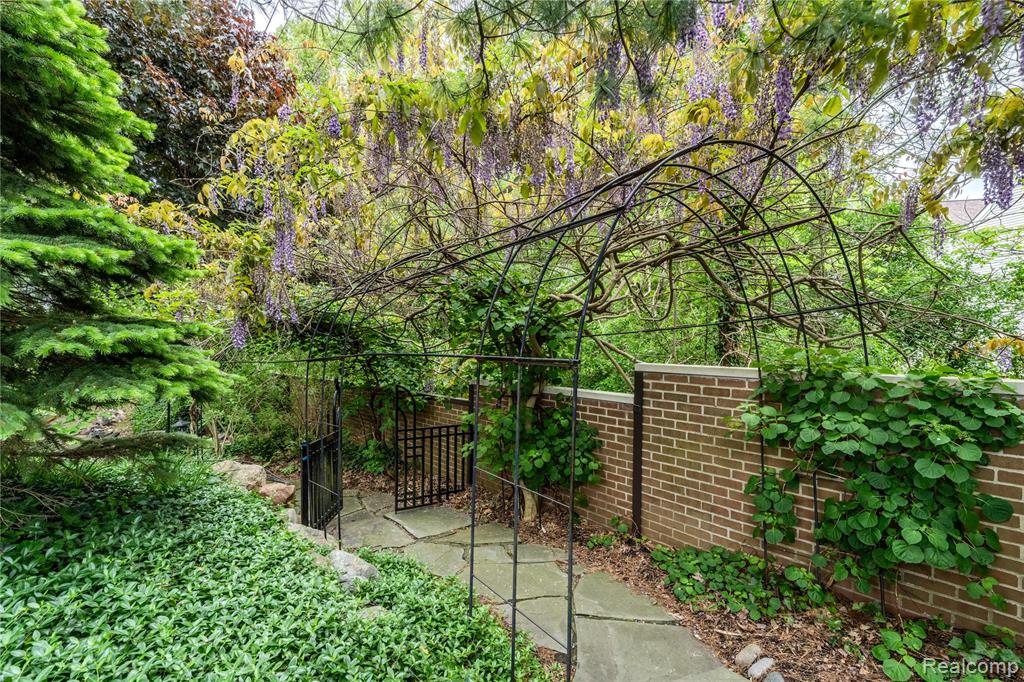 4054 Cranbrook Court, Bloomfield Hills, MI 48301 — Photo 43