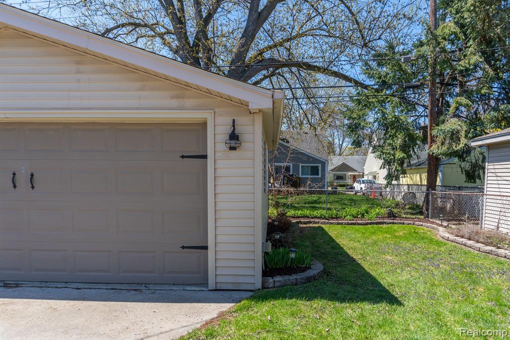 405 N MINERVA Avenue, Royal Oak, MI 48067 — Photo 39
