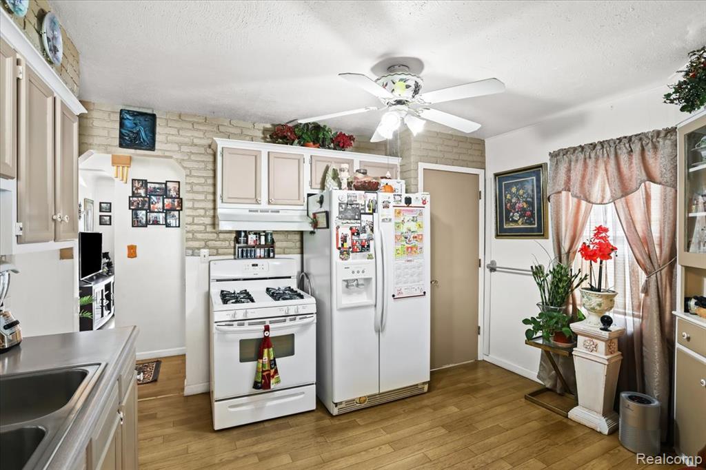 937 E Brickley Avenue, Hazel Park, MI 48030 — Photo 7