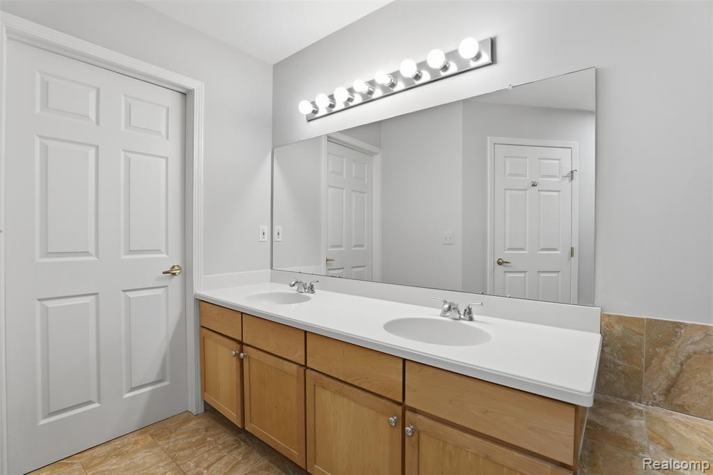 4368 Gateway Circle, West Bloomfield, MI — Photo 26