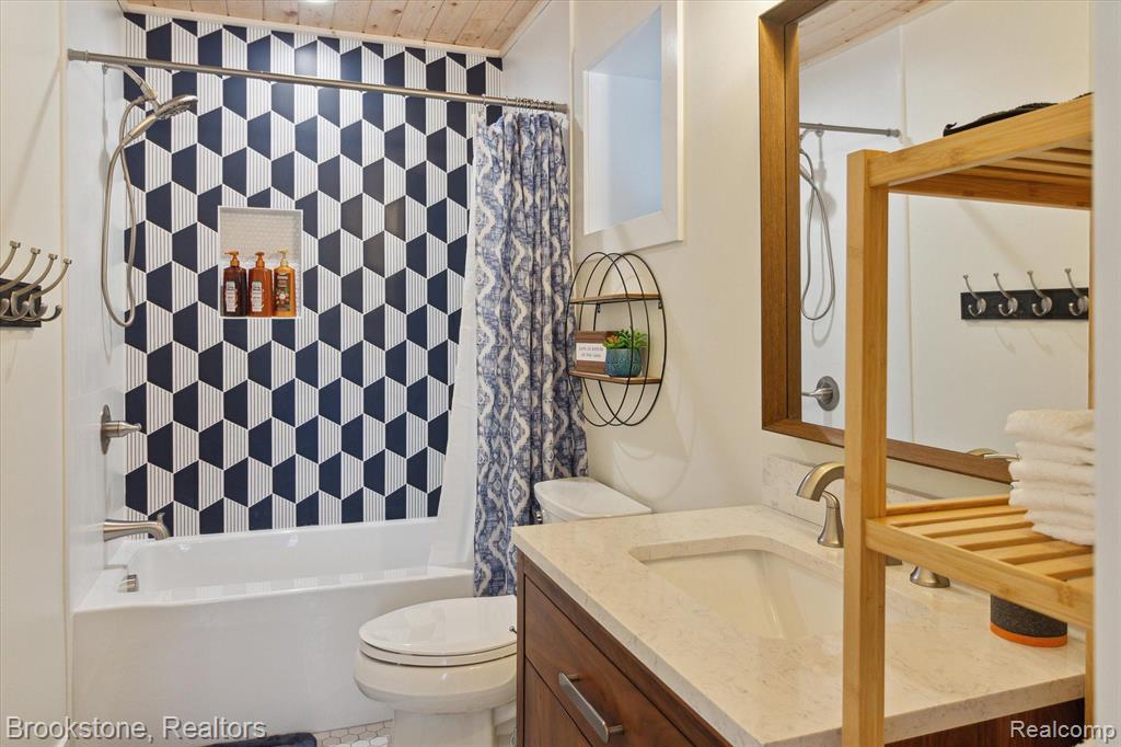 6245 W HIGGINS LAKE Drive, Roscommon, MI 48653 — Photo 39