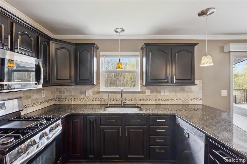 4045 FOREST EDGE Drive, Commerce Twp, MI 48382 — Photo 16