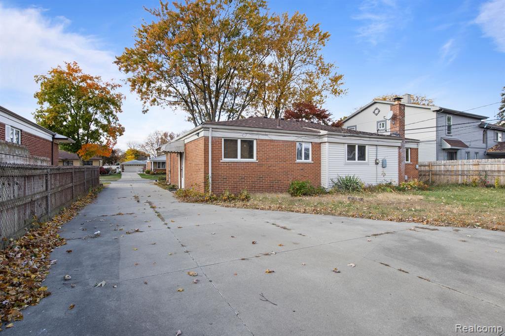 6916 KINMORE Street, Dearborn Heights, MI 48127 — Photo 32