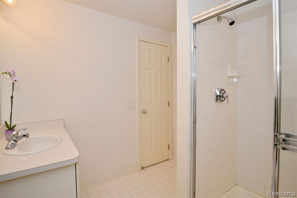 4074 Cranbrook Court, Bloomfield Hills, MI 48301 — Photo 38