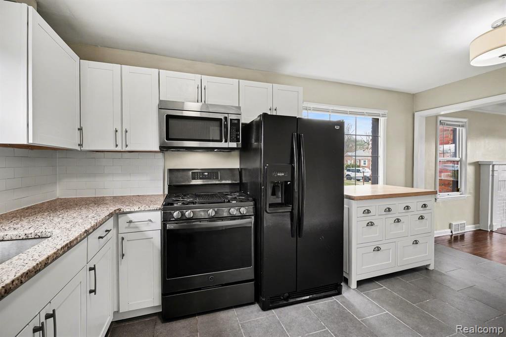 23031 Republic Avenue, Oak Park, MI 48237 — Photo 11