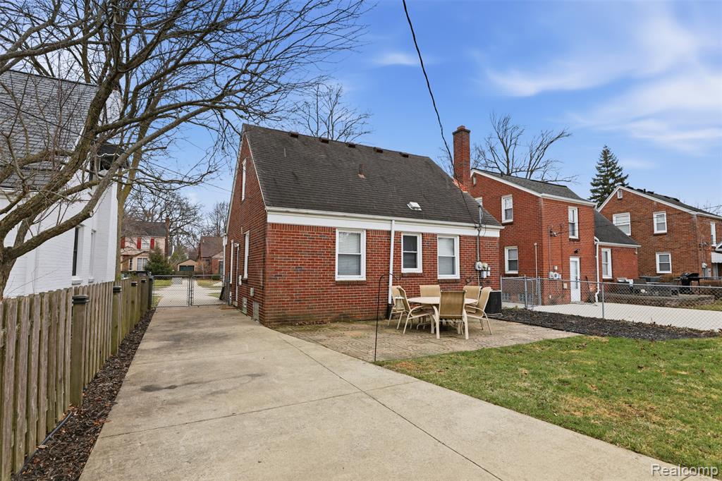 1906 Oxford Road, Grosse Pointe Woods, MI 48236 — Photo 21