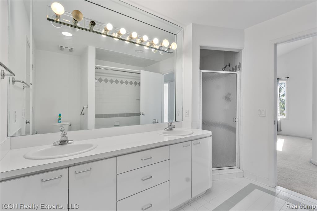 5727 Royal Wood, West Bloomfield, MI — Photo 25