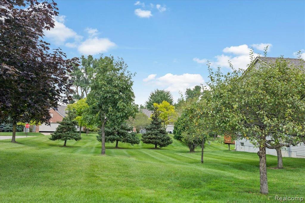 2076 RED MAPLE Lane, Commerce Twp, MI 48390 — Photo 34