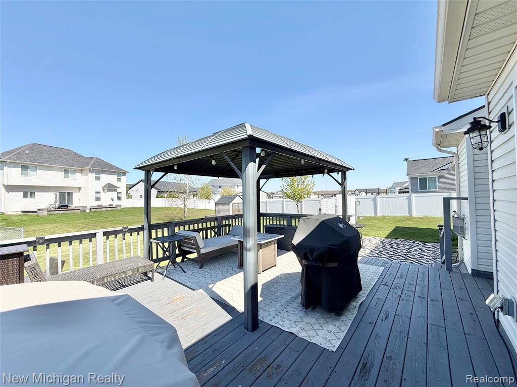 8205 Peninsula Circle, Grand Blanc, MI 48439 — Photo 34