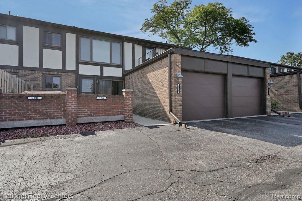 206 Country Club Drive, Saint Clair Shores, MI 48082