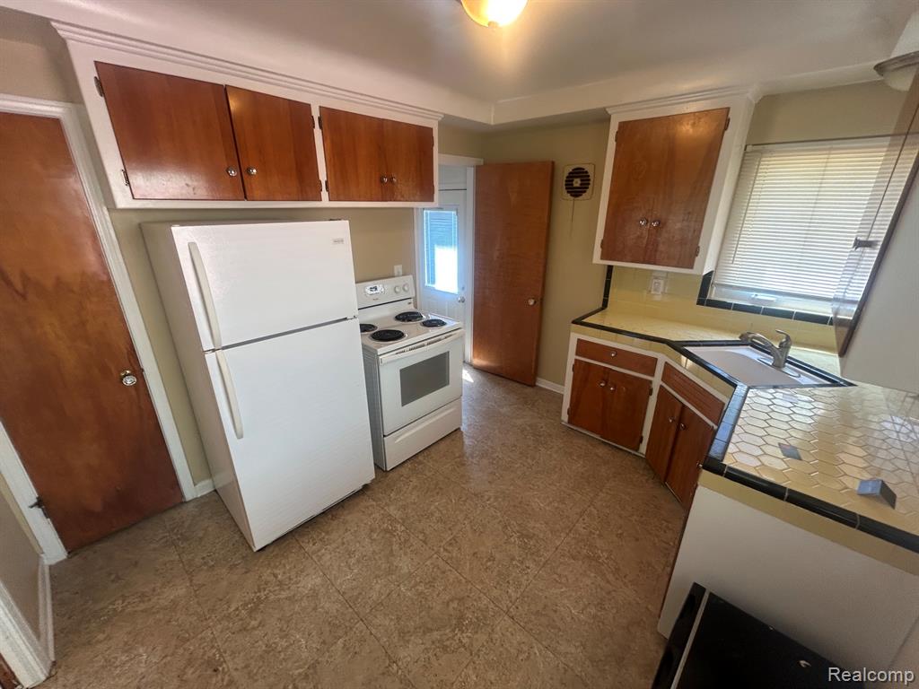 27225 LYNDON, Redford, MI 48239 — Photo 9