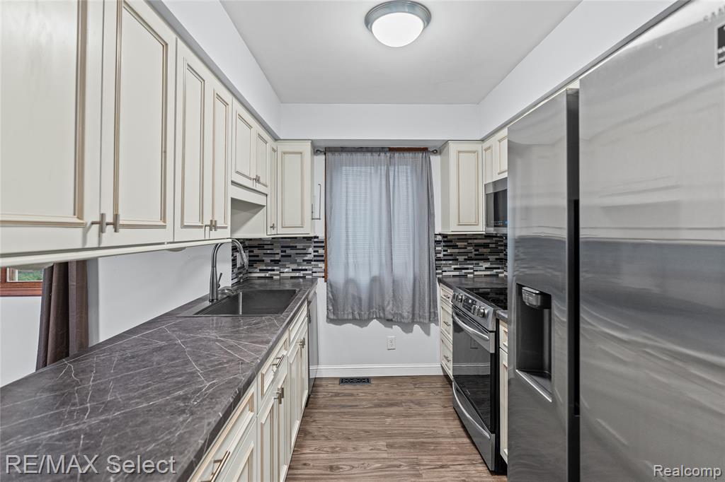 580 Oakbrook Circle, Flushing, MI 48433 — Photo 10