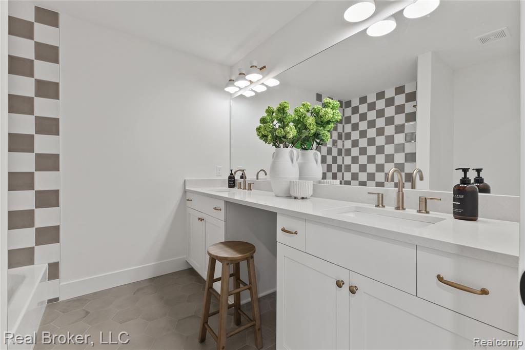 Bathroom with double vanity and backsplash