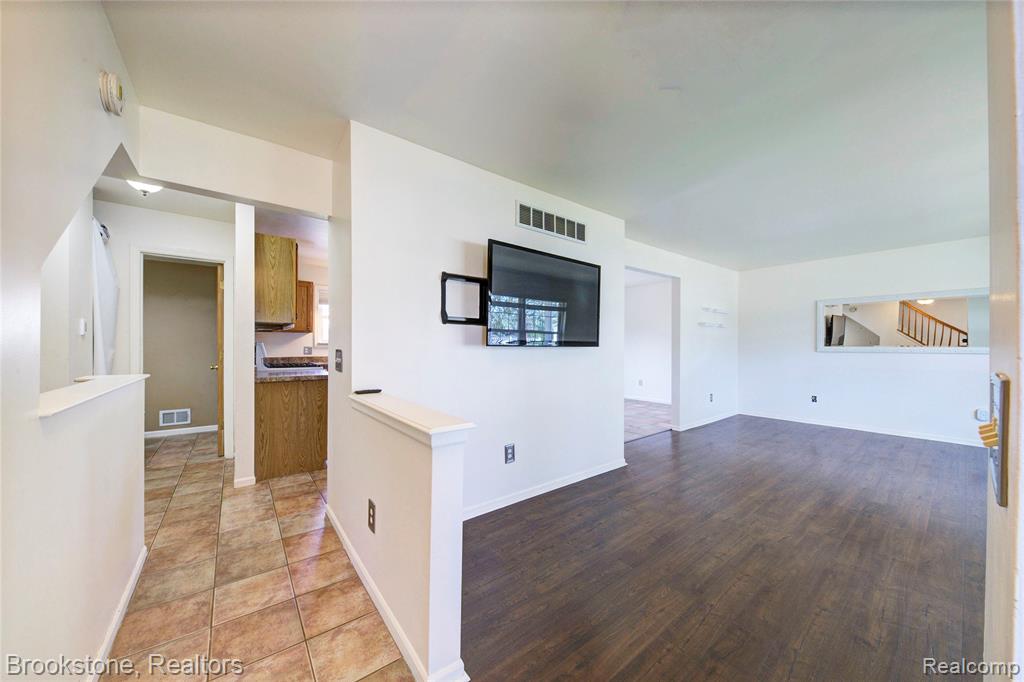 7849 Twins Drive, Waterford, MI 48329 — Photo 8