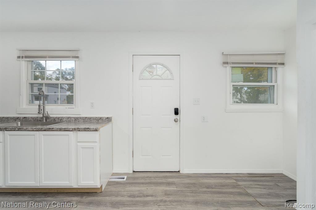 8104 Jackson Avenue, Warren, MI 48089 — Photo 6