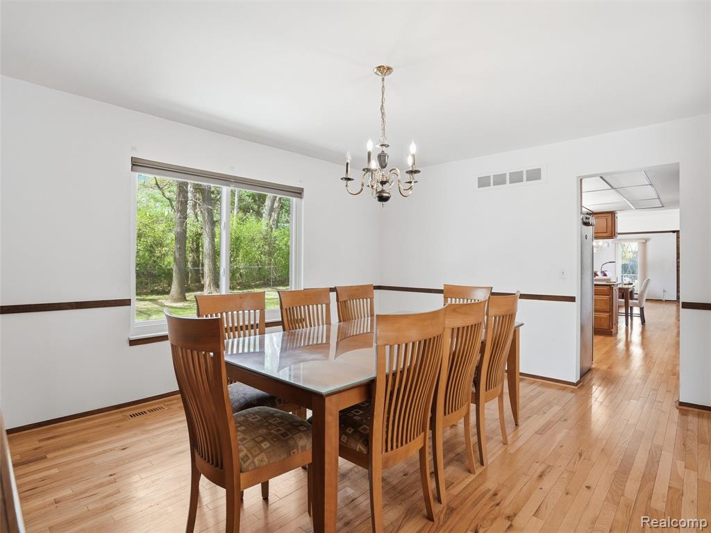 5800 Naneva Court, West Bloomfield, MI — Photo 9
