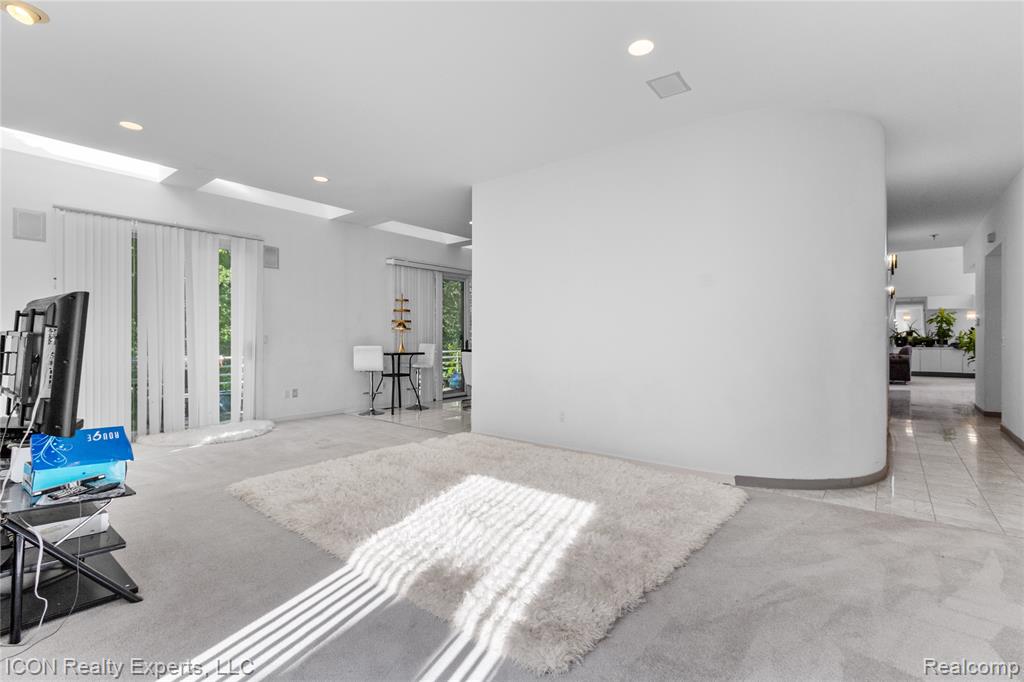 5727 Royal Wood, West Bloomfield, MI — Photo 16