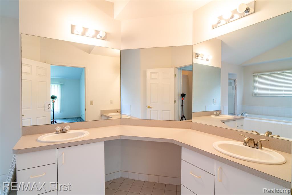 4798 WALNUT CREEK Drive, West Bloomfield, MI — Photo 34