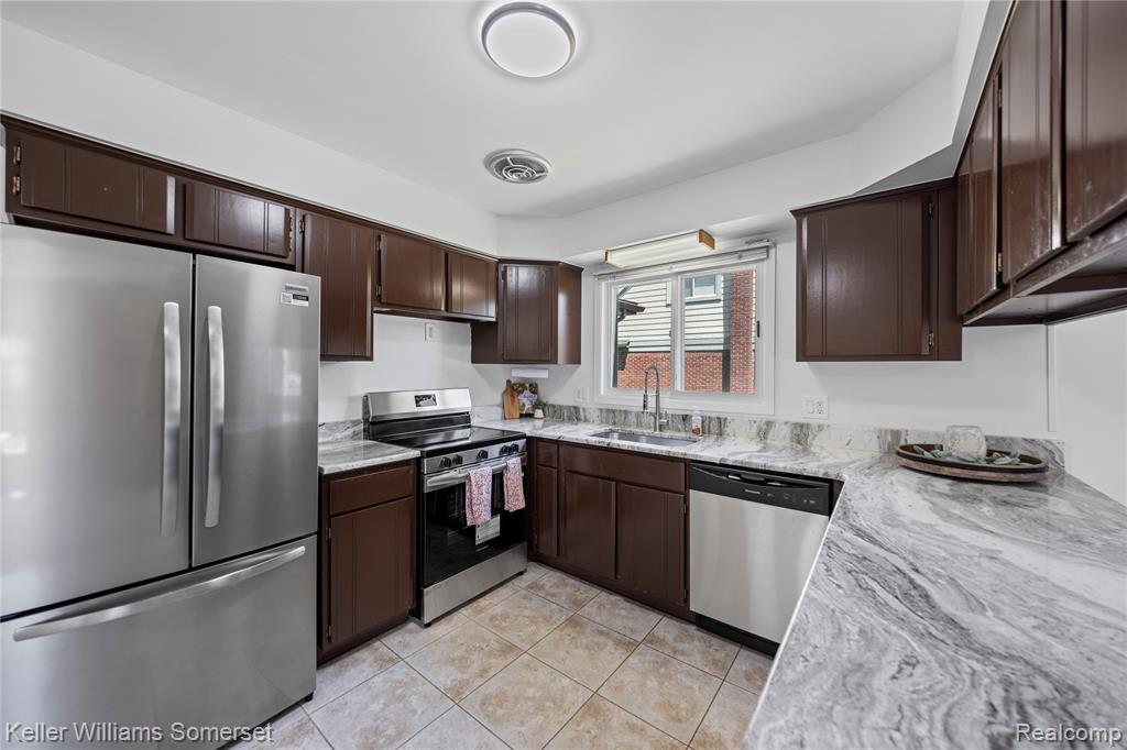 5292 ABINGTON Drive, Troy, MI 48085 — Photo 11