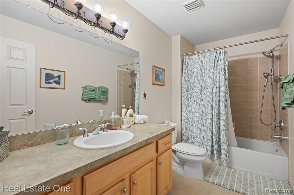 731 E Bluff Court, Rochester Hills, MI 48307 — Photo 9
