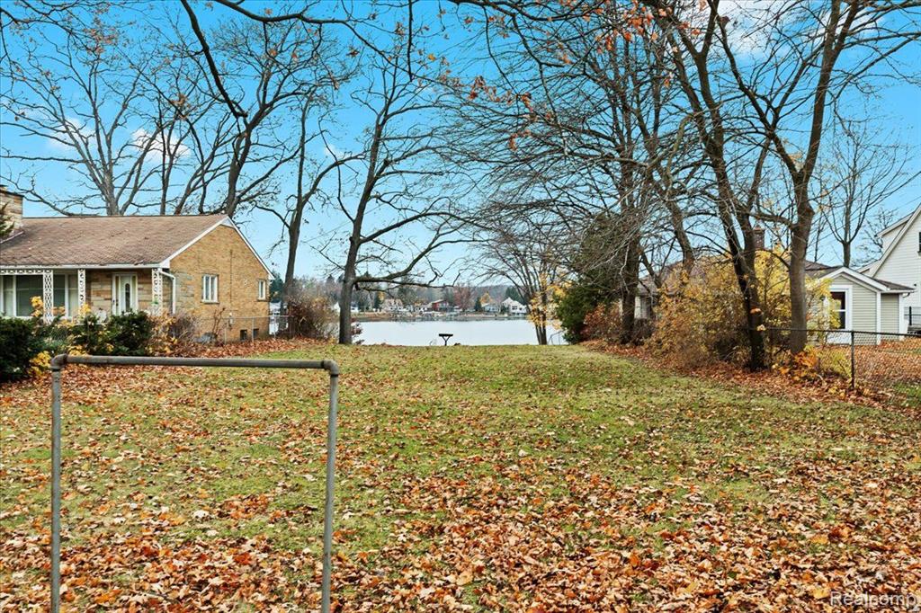 6368 BARKER Drive, Waterford, MI 48329 — Photo 11