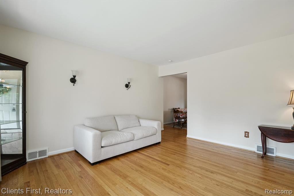 939 Deering Street, Garden City, MI — Photo 4