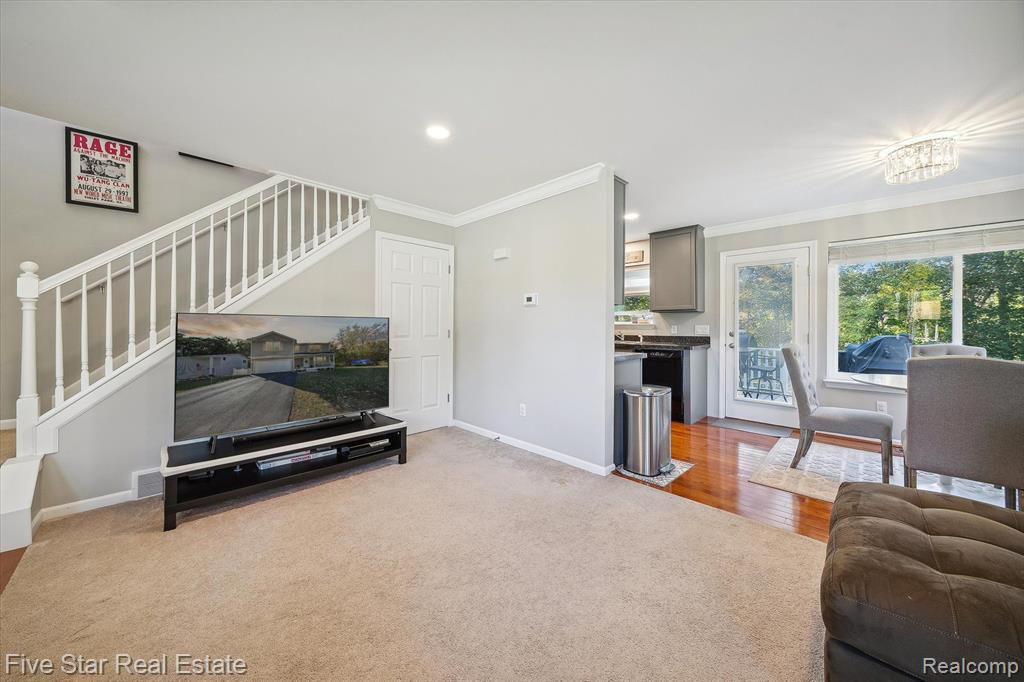 490 CLAYBURN Boulevard, Waterford, MI 48327 — Photo 8