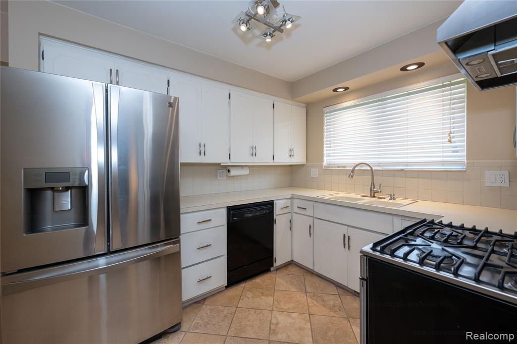 956 Blairmoor Court, Grosse Pointe Woods, MI 48236 — Photo 11