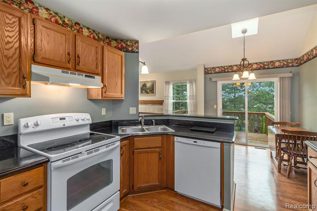 715 WHISPERWOOD Trail, Fenton, MI 48430 — Photo 7