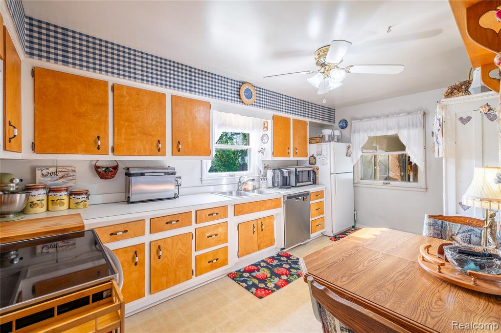 9175 Bernice Drive, Pinckney, MI 48169 — Photo 8