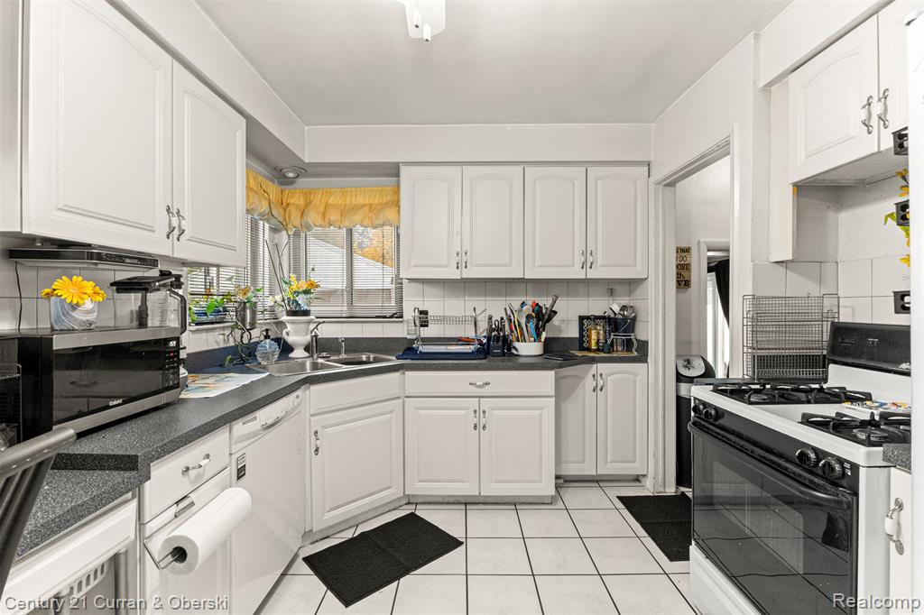 22151 Whitmore Street, Oak Park, MI 48237 — Photo 10