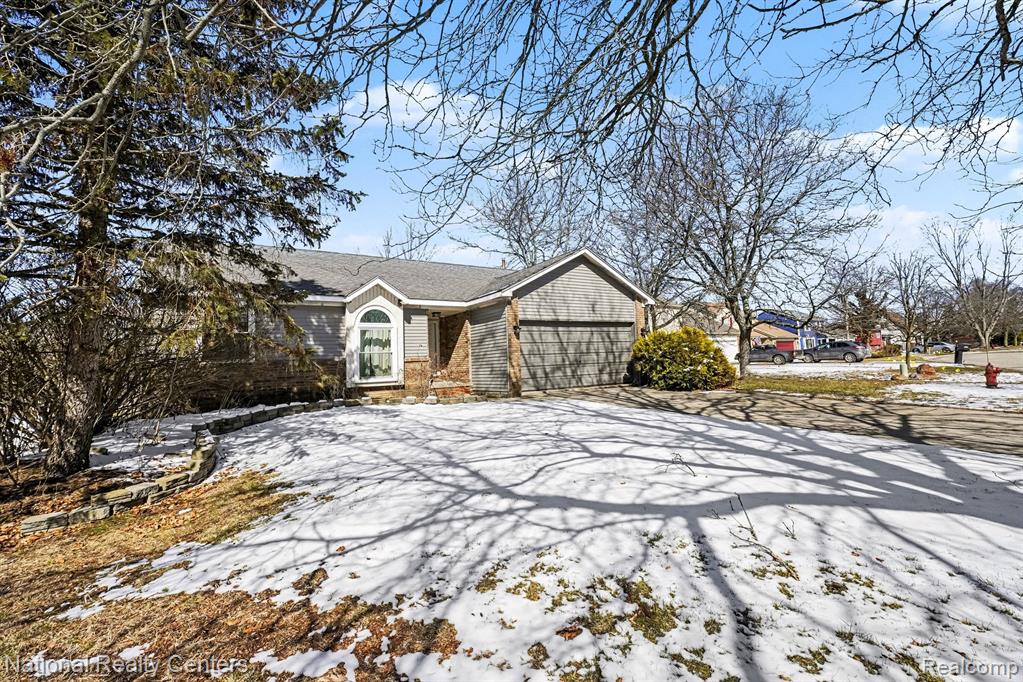 2510 Wenona Drive, Wixom, MI 48393 — Photo 2