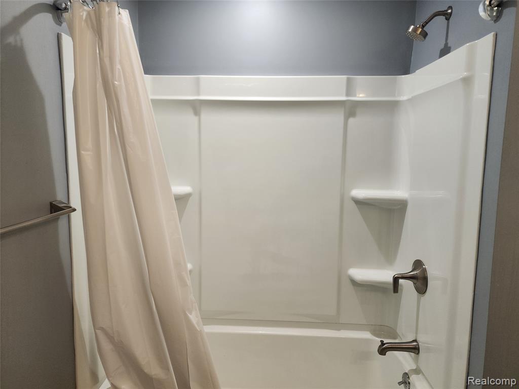 18106 Addington Drive, Commerce Twp, MI 48390 — Photo 32