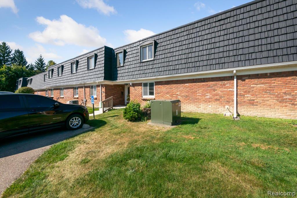 1802 COLONIAL VILLAGE Way, 2, Waterford, MI 48328 — Photo 26