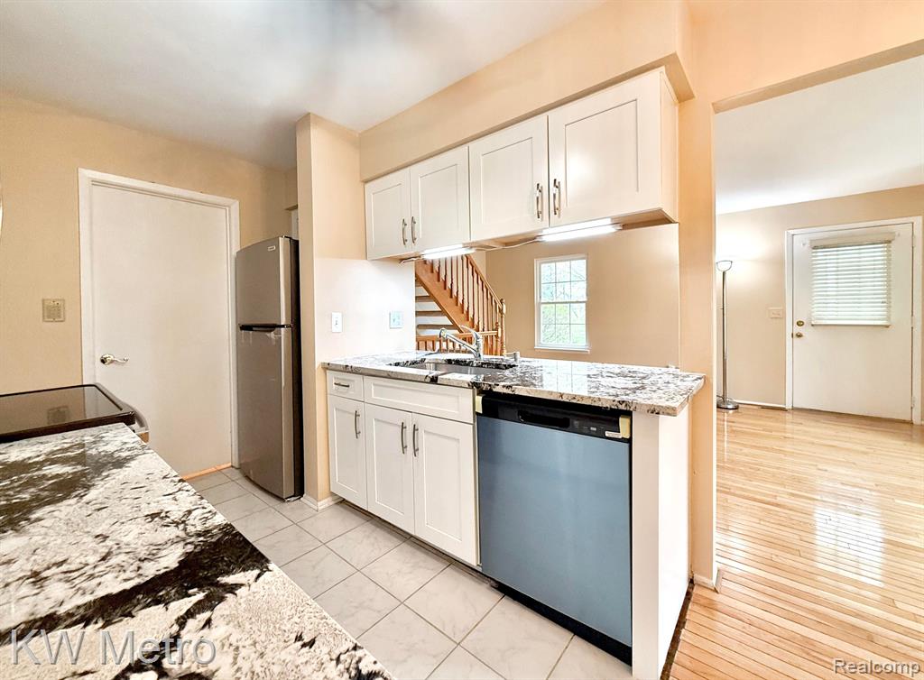 223 NEPTUNE Drive, Walled Lake, MI 48390 — Photo 10