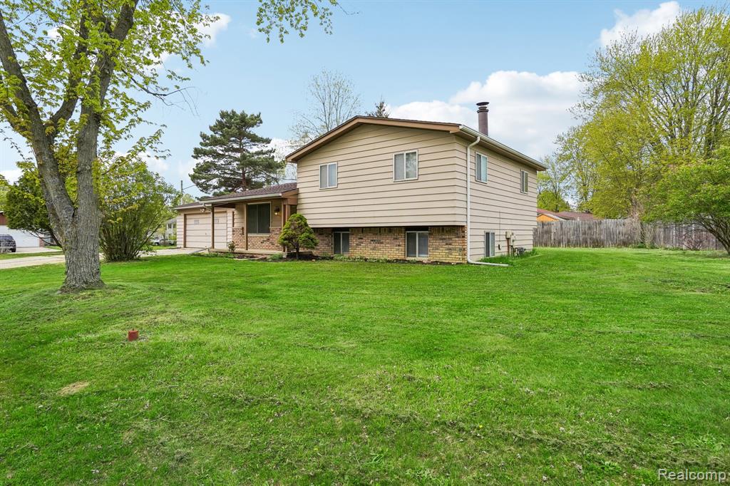 717 Murphy Court, Linden, MI 48451 — Photo 2
