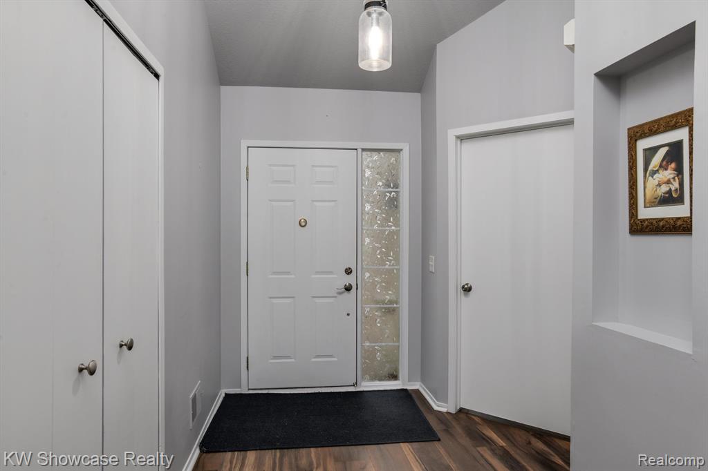 6481 PEMBROOK Drive, Westland, MI — Photo 4